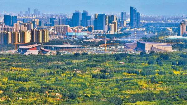 城市副中心商務(wù)區(qū)與城市綠心森林公園融為一體，煥發(fā)勃勃生機。